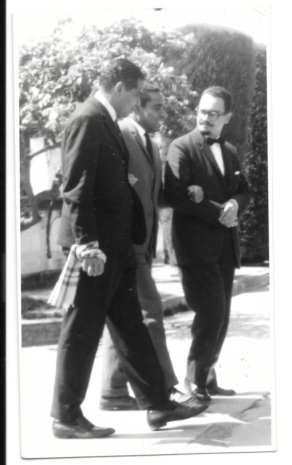 De izq. a der.: Juan Zapata Olivella, Manuel Zapata Olivella y David Sánchez Juliao, enero de 1966, Bogotá.