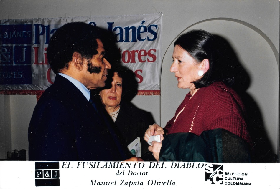 Manuel Zapata Olivella y su esposa Rosa Bosch durante el lanzamiento del libro El fusilamiento del diablo, 1986, de la editorial Plaza & Janés. 