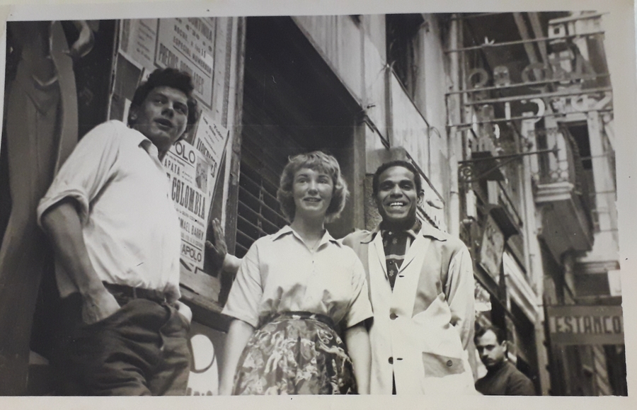 Manuel Zapata Olivella con dos jóvenes estadounidenses en Nueva York. 
