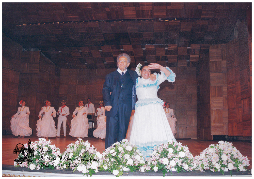 Manuel y Delia Zapata Olivella en el otorgamiento del Premio Aplauso a Manuel Zapata Olivella.