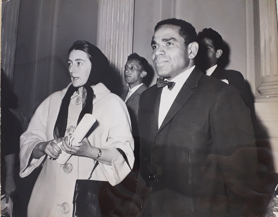 Rosa Bosch y Manuel Zapata Olivella en el paraninfo de la Academia Colombiana de la Lengua, durante la entrega del Premio de Novela Esso 1962 a Manuel Zapata Olivella por la obra Detrás del rostro firmada por el autor con el seudónimo de Gamín, el 23 de abril de 1963.