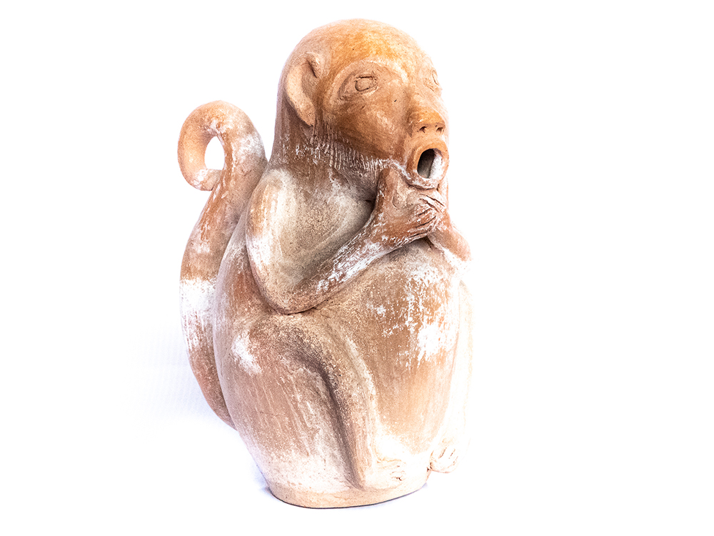 Escultura de mico en cerámica