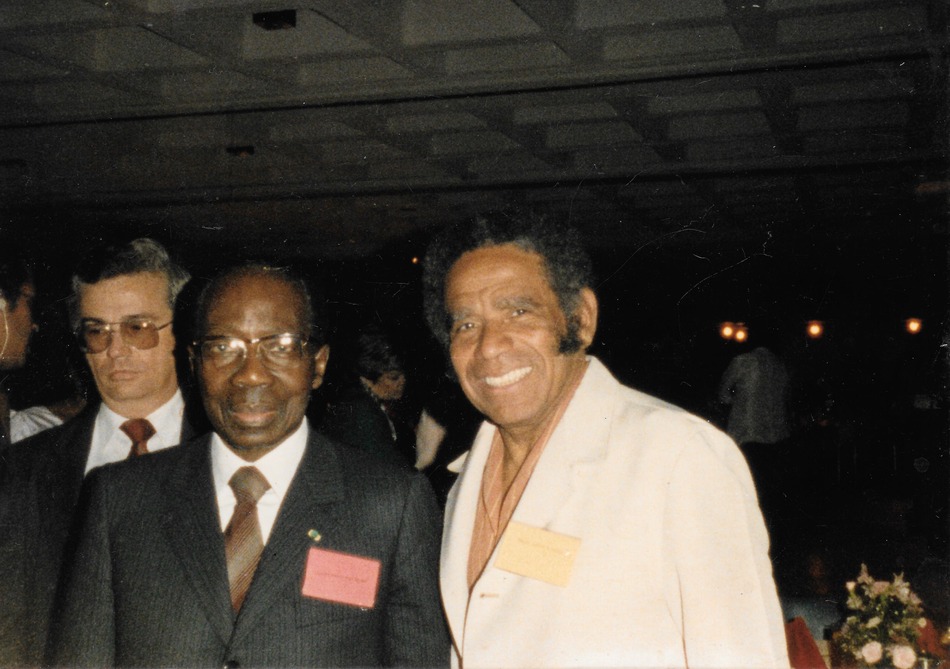 Leopold Sedar Senghor (escritor y político senegalés) y Manuel Zapata Olivella en un evento académico en Dakar, Senegal, diciembre de 1987. Sedar Senghor fue presidente de Senegal entre 1960-1980.