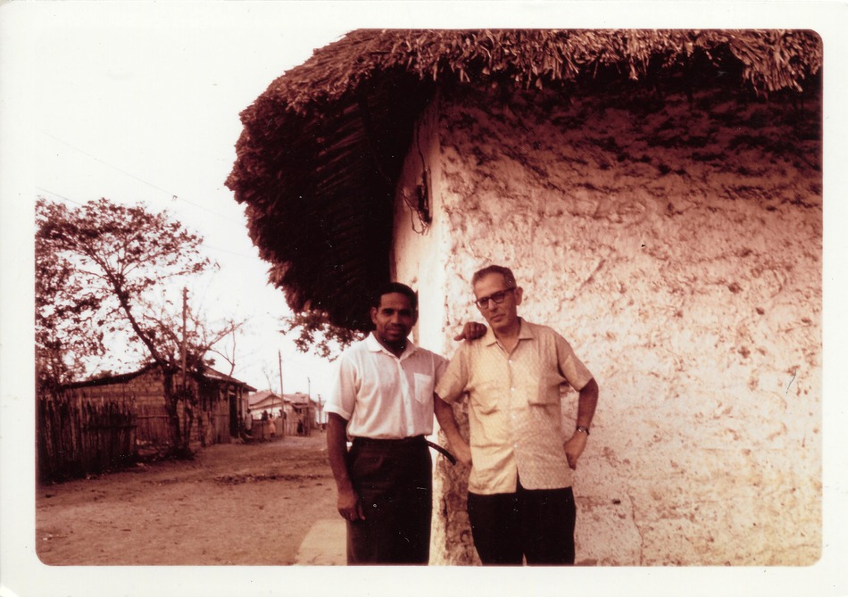 Manuel Zapata Olivella y George List en Evitar, corregimiento de Mahates, Bolívar. Foto tomada durante el trabajo de campo del etnomusicólogo estadounidense en pueblos colombianos que acompañó Zapata Olivella. 
