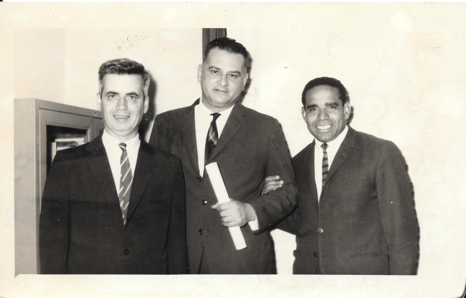 Profesor Kurt Levy, profesor Mario Alario DiFilippo y Manuel Zapata Olivella en un evento académico. 
