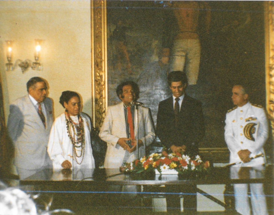 Los hermanos Juan, Delia y Manuel Zapata Olivella durante la entrega de la Orden Pedro Romero otorgada por la Alcaldía de Cartagena (Decreto 412 del 5 de diciembre de 1983). 