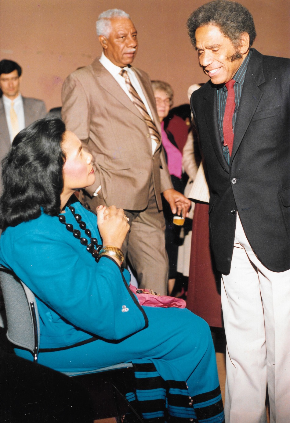 Se destaca en la foto, la activista por los derechos civiles y escritora Coretta Scott King (esposa de Martin Luther King) y Manuel Zapata Olivella.  
