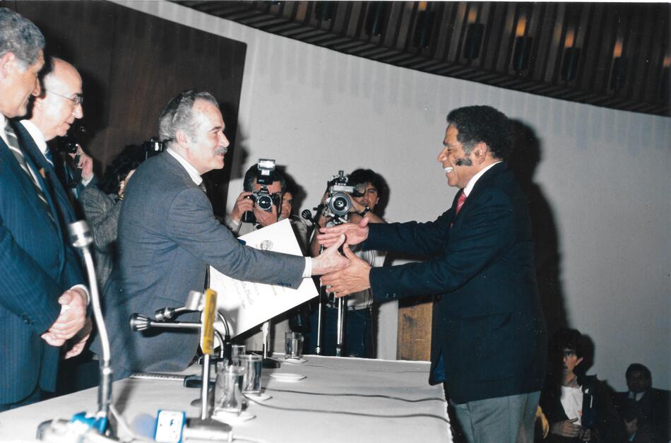 Manuel Zapata Olivella recibe el premio a mejor Trabajo Cultural, modalidad Radio, del Premio Nacional Simón Bolívar de los escritordes Jorge Valencia Jaramillo y Manuel Mejia Vallejo.