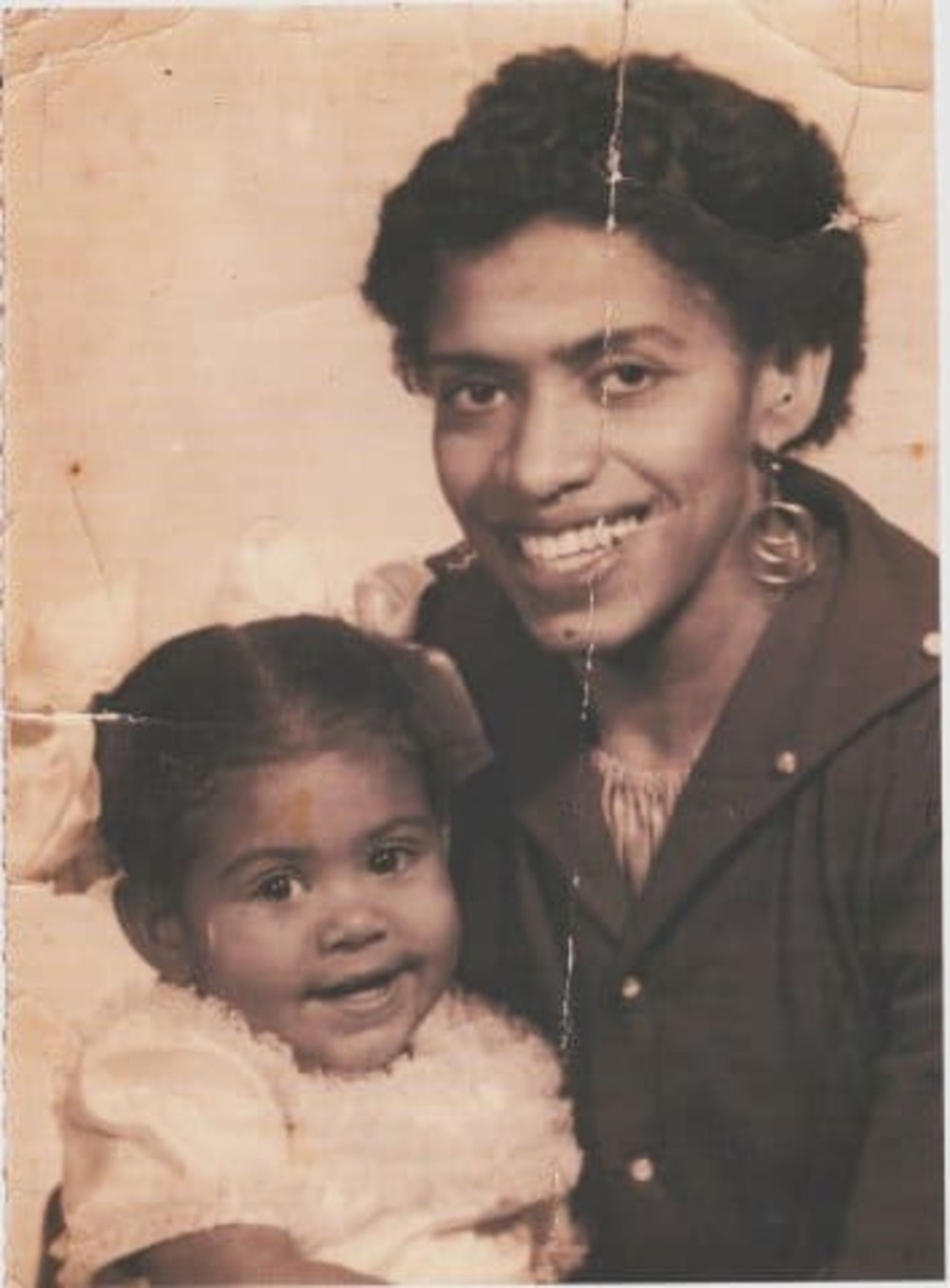 Delia Zapata Olivella con su hija Edelmira Massa Zapata, 1955.