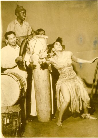 Delia Zapata Olivella y el Grupo de Danzas Folclóricas bailando el Alma de los tambores en el Teatro Colón de Bogotá. En la foto: Erasmo Arrieta el Millo y Toño Fernández sostienen al Pechiche, músico del Palenque de San Basilio.