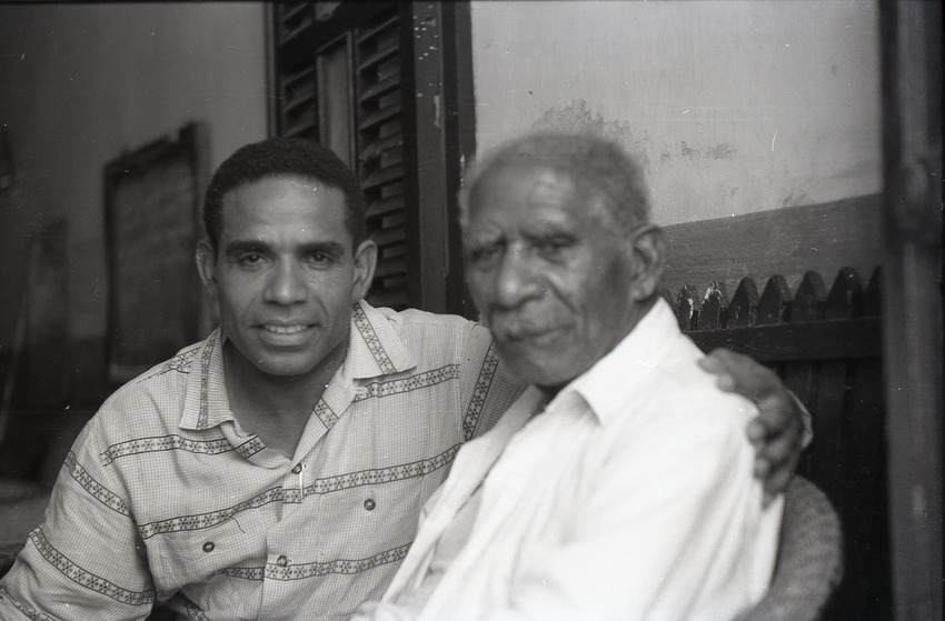 Manuel Zapata Olivella y su padre Antonio María Zapata Vásquez en la casa del barrio Getsemaní de Cartagena de Indias. Foto: Nereo López