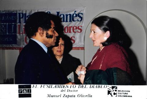 Manuel Zapata Olivella y su esposa Rosa Bosch durante el lanzamiento del libro El fusilamiento del diablo, 1986, de la editorial Plaza & Janés.