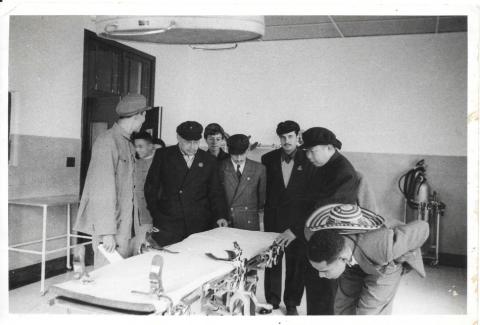 Comitiva de delegados de la Conferencia de Paz de las Regiones de Asia y el Pacífico visitando instalaciones médicas chinas. A la derecha Manuel Zapata Olivella con el sombrero vueltiao en su espalda.