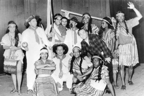 De izquiera a derecha: Clara Vargas, Toño Fernández, Manuel Zapata Olivella, Teresa Rojas, Juan Lara (gaita), Madolia de Diego, Leonor González Mina, Emilio Banquez. Sentados: Delia Zapata Olivella (vestida de cacique), José Lara, Julio Rentería y Lorenzo Miranda. Grupo de Danzas Folclóricas en la gira (París-URSS-China) al regresar de China y la antigua URSS.