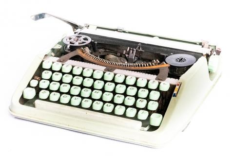 Máquina de escribir portátil que Manuel Zapata Olivella llevaba en sus correrías para hacer anotaciones.