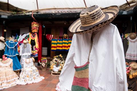 Vestuario del Palenque de Delia Zapata Olivella entre los años 1957 y 2020.