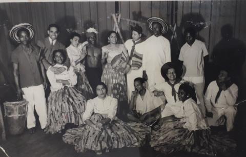 Los hermanos Manuel y Delia Zapata Olivella, acompañados por un grupo de músicos y bailarines. 