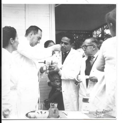 "Grupo de médicos quizás en una actividad de promoción de salud que se llevó a cabo mientras Manuel Zapata Olivella se desempeñó como Jefe de la Sección de Educación Sanitaria de la Secretaría de Salud Pública de Bogotá, en 1966.   "