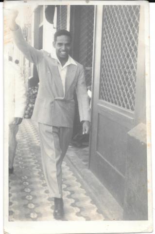 Manuel Zapata Olivella caminando por una calle de Cartagena de Indias, Bolívar.