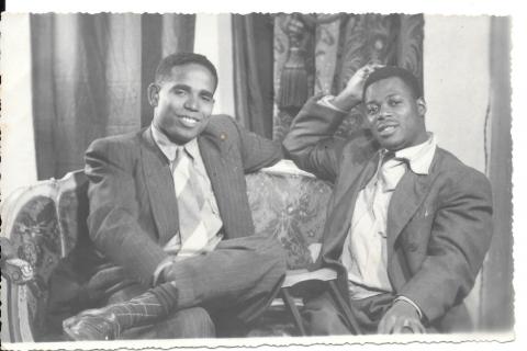 Manuel Zapata Olivela y Arnoldo Palacios, ca. 1948.  Se observan las muletas que el autor de Las estrellas son negras (1949) siempre se apoyó por causa de una poliomelitis. 