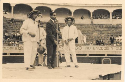 Mauel Zapata Olivella con los músicos Toño Fernández y José Lara en la Plaza de Toros de Santamaría, Bogotá, ca. 1958-1959.
