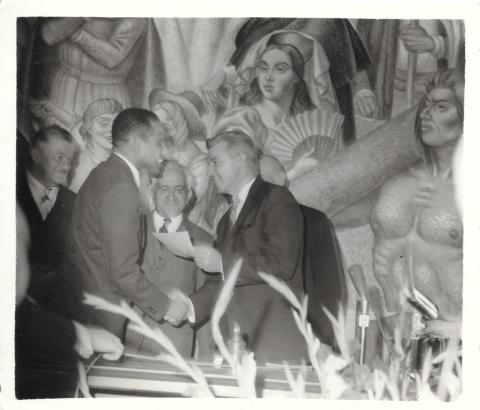 Entrega del Premio de Novela Esso de 1962 a Manuel Zapata Olivella