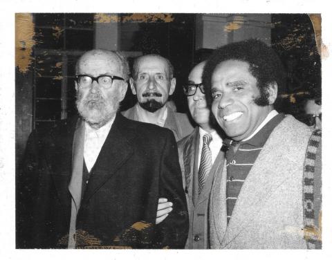 Se identifican en la foto, el poeta León de Greiff y Manuel Zapata Olivella.