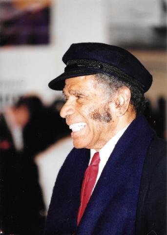 Manuel Zapata Olivella en el Festival Biarritz Amérique Latine, Francia, edición de 1995 (26 al 30 de septiembre) en la cual Colombia fue el país invitado. El escritor recibió en el evento, la condecoración Caballero de la Orden de las Artes y las Letras del Ministerio de Cultura de Francia.