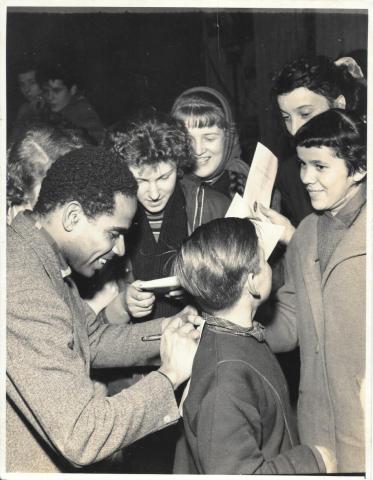 Manuel Zapata Olviella firma autógrafos tras una de las presentaciones del Grupo de Danzas Folclóricas en Alemania.