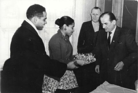 Manuel y Delia Zapata Olivella en una recepción en la Embajada de Colombia en Alemania, durante la gira de presentación del Grupo de Danzas Folclóricas.