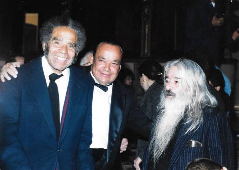 Manuel Zapata Olivella y el artista Rodrigo Arenas en el Teatro Colón, durante la entrega del Premio Aplauso al escultor, octubre 1994.