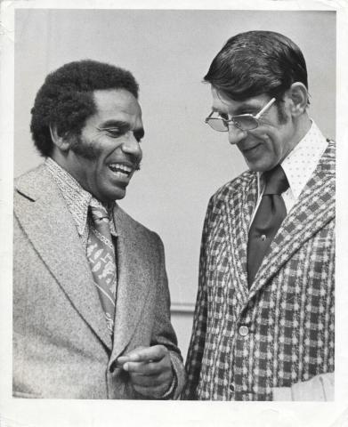 Manuel Zapata Olivella y el profesor John Brushwood (Universidad de Kansas) durante un seminario de Literatura Comparada en el Centro Colombo Americano de Bogotá, realizado entre el 29 de julio y el 2 de agosto de 1974. Foto: Hernán  Sarmiento. 