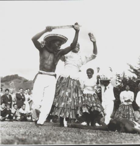 Baile La jota sangrienta del Grupo de Danzas Folclóricas de Delia Zapata Olivella: Lucho González, Delia Zapata Olivella, Leonor González Mina y Betty del Valle, Ibague, 1962.