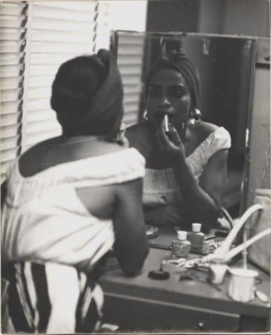 Delia Zapata Olivella en el camerino, previo a la presentación del Grupo de Danzas Folclóricas en Caracas, Venezuela.