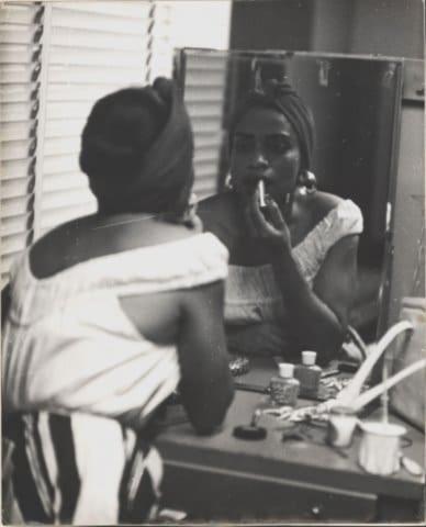 Delia Zapata Olivella en el camerino, previo a la presentación del Grupo de Danzas Folclóricas en Caracas, Venezuela. 