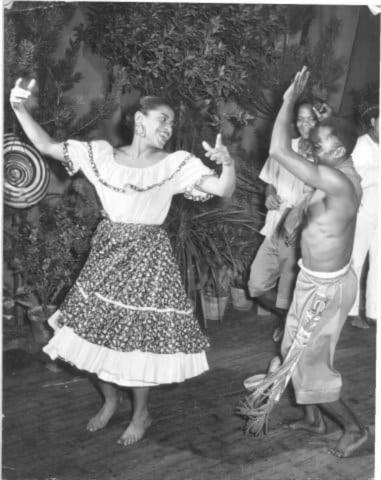 Delia Zapata Olivella y el bailarín Erasmo Arrieta, llamado el Millo. Detrás: Julio Rentería.