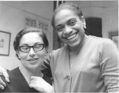 Delia Zapata Olivella con la pintora Lucy Tejada, Cali, Valle del Cauca.