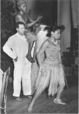 Delia Zapata Olivella y el Grupo de Danzas Folclóricas bailando el Alma de los tambores. Erasmo Arrieta el Millo y Toño Fernández sostienen al Pechiche, músico del Palenque de San Basilio.
