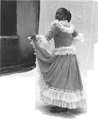 Delia Zapata Olivella bailando cumbia en la Fundación Instituto Folclórico Colombiano Delia Zapata Olivella. Foto: Abdú Eljaiek.