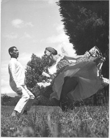 Santiago Caicedo y Delia Zapata Olivella en una presentación del Grupo de Danzas Folclóricas, en el Parque Nacional de Bogotá. Foto: Hernán Díaz.  