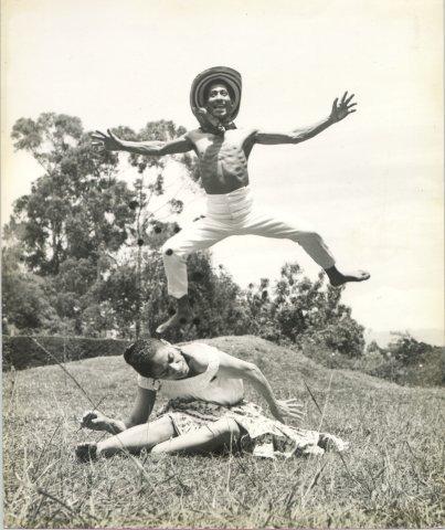 Santiago Caicedo y Delia Zapata Olivella en una presentación del Grupo de Danzas Folclóricas, en el Parque Nacional de Bogotá.