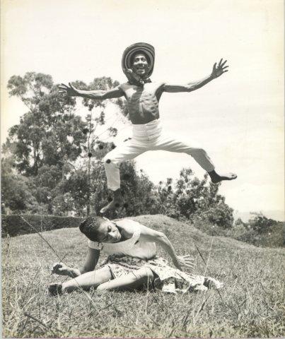 Santiago Caicedo y Delia Zapata Olivella en una presentación del Grupo de Danzas Folclóricas, en el Parque Nacional de Bogotá. 