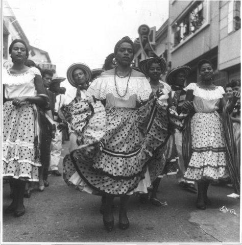 Delia Zapata Olivella y el Grupo de Danzas Folclóricas.