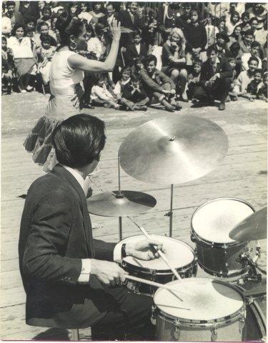 Delia Zapata Olivella bailando un solo de batería en el teatro al aire libre La Media Torta, Bogotá. 