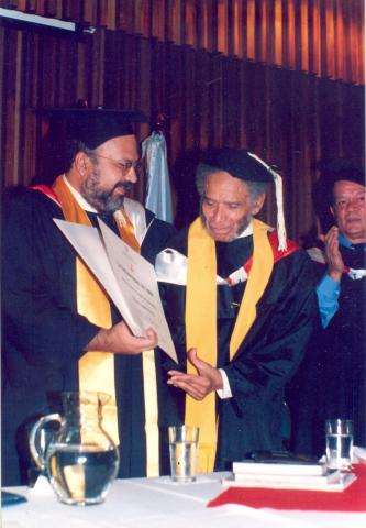 Manuel Zapata Olivella es investido doctor honoris causa en Literatura, Universidad del Valle, Cali, 2003. Darío Henao, Manuel Zapata Olivella y Óscar Collazos.