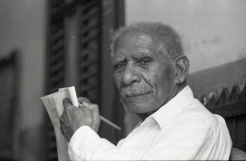 Antonio María Zapata Vásquez, padre de Manuel Zapata Olivella, en la casa del barrio Getsemaní de Cartagena de Indias donde vivió la familia Zapata Olivella. Foto: Nereo López