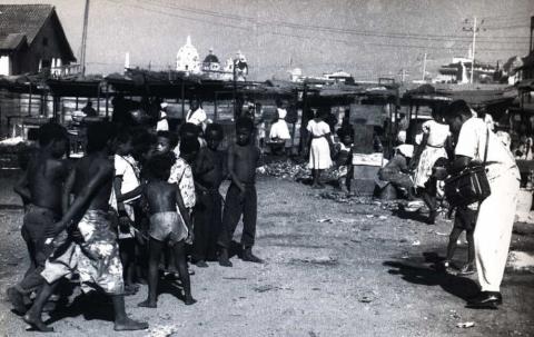 Manuel Zapata Olivella tomando fotografías posiblemente en el desaparecido barrio de Chambacú, Cartagena, que perduró hasta prinicipios de los años 70.