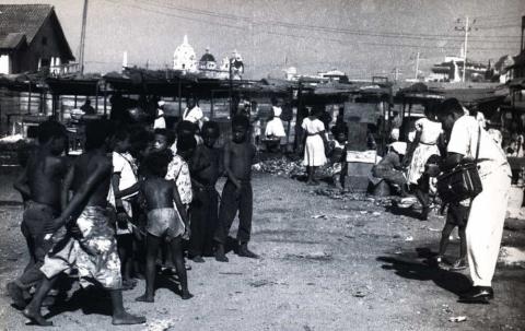 Manuel Zapata Olivella tomando fotografías posiblemente en el desaparecido barrio de Chambacú, Cartagena, que perduró hasta prinicipios de los años 70.  