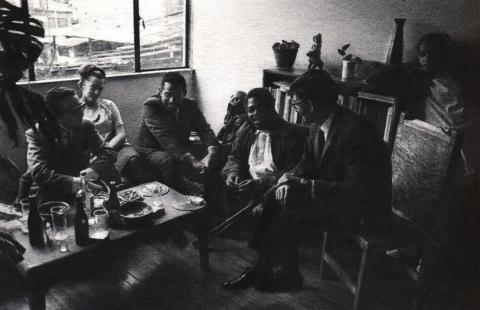 Rosa Bosch, Manuel Zapata Olivella, Arnoldo Palacios y Edelma Zapata Pérez, hija de Manuel apoyada sobre un estante, en Bogotá. Foto: Nereo López. 