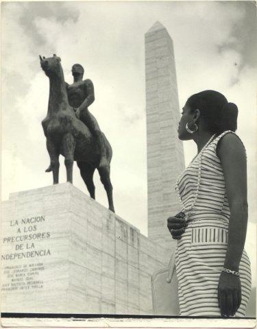Delia Zapata Olivella en el monumento Paseo de los Próceres de Caracas, Venezuela. 